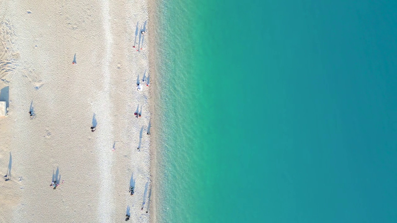 鸟瞰大海和海滩。视频素材