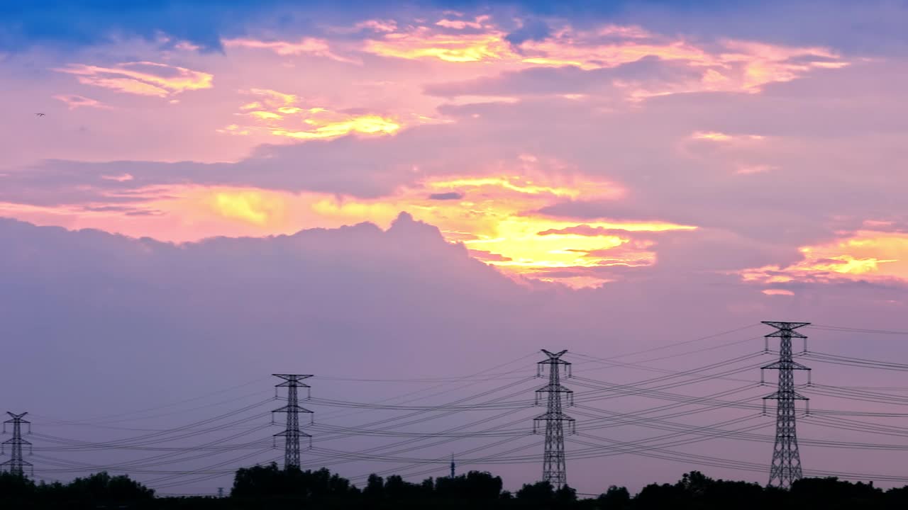 高压电力塔与天空云彩日落景色视频素材