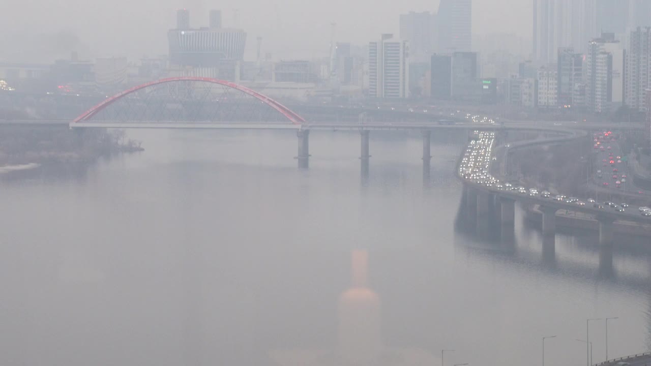 位于首尔麻浦区市中心的汉江、八岛、西江大桥、江边高速公路附近的汽车和公寓视频素材