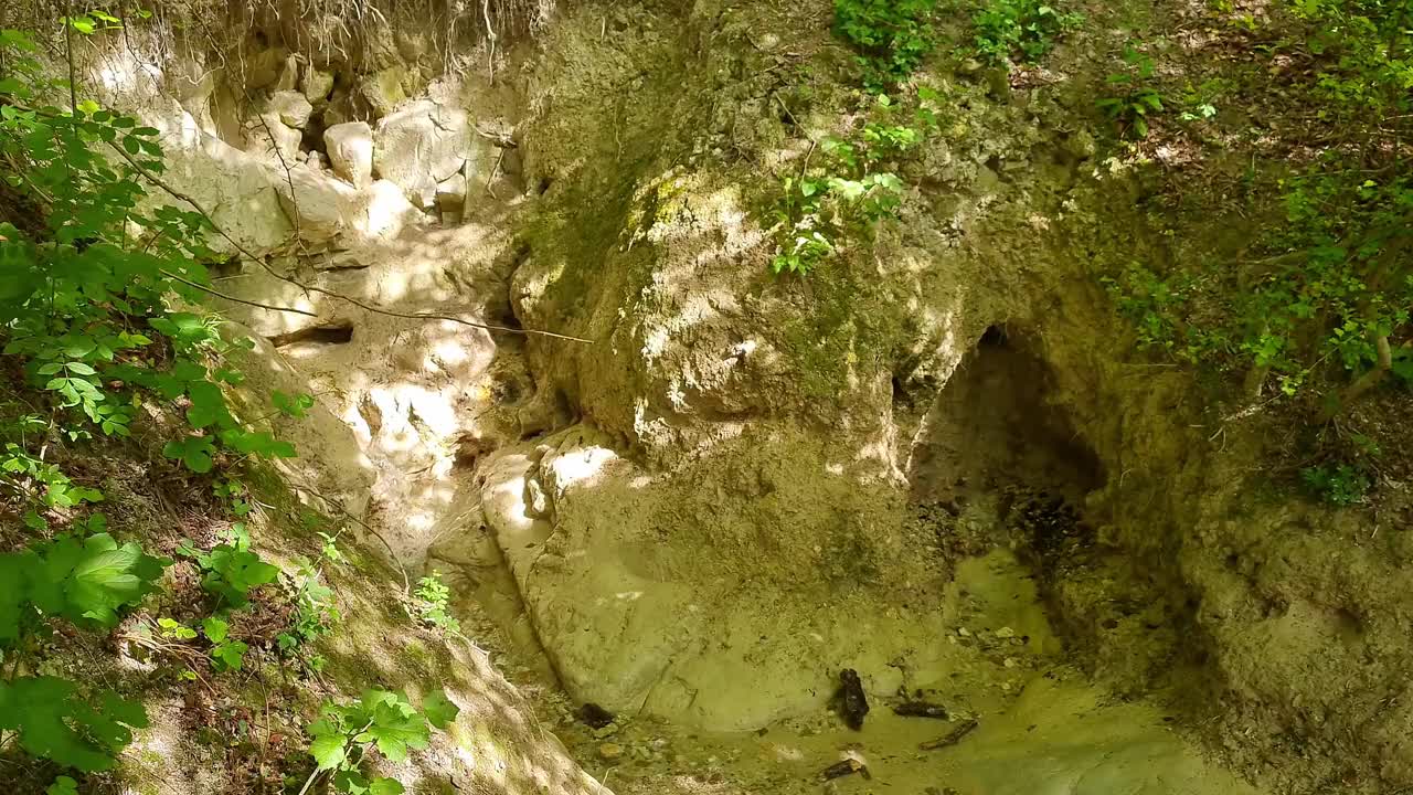 来自山上的天然水视频素材