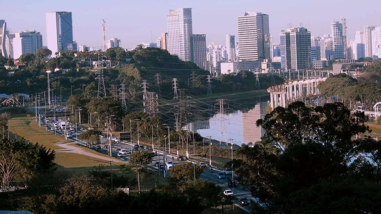 城市天际线，边缘大道和皮涅罗斯河视频下载