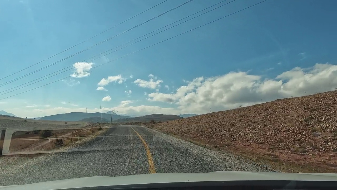 在乡村道路上行驶的汽车视频素材