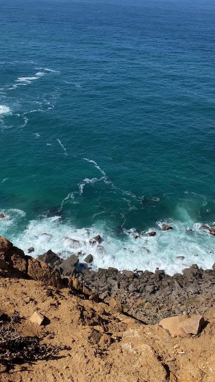 海浪冲击岩石海岸线视频素材