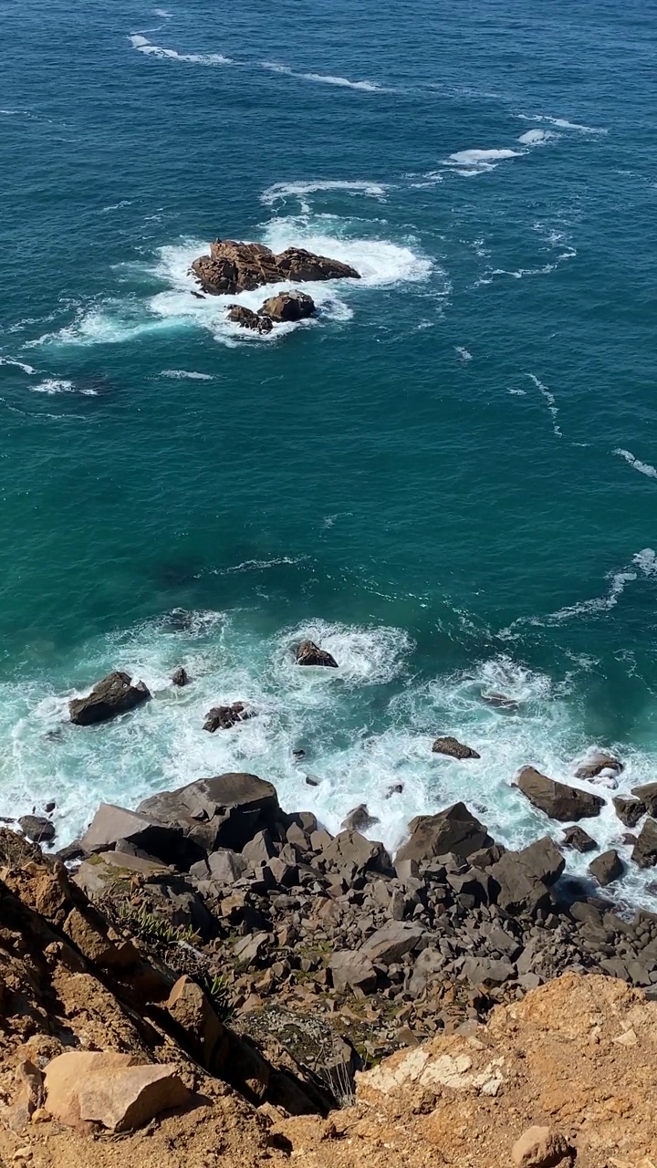 海浪冲击岩石海岸线视频素材