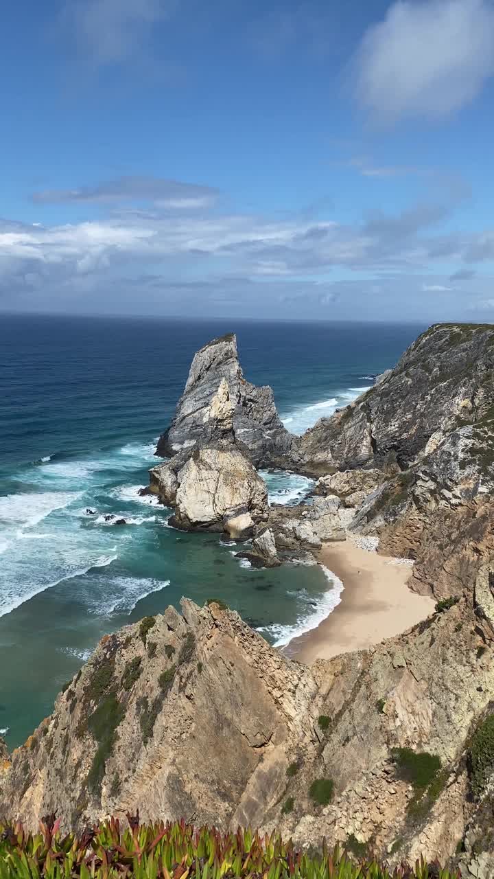 海浪冲击岩石海岸线视频素材