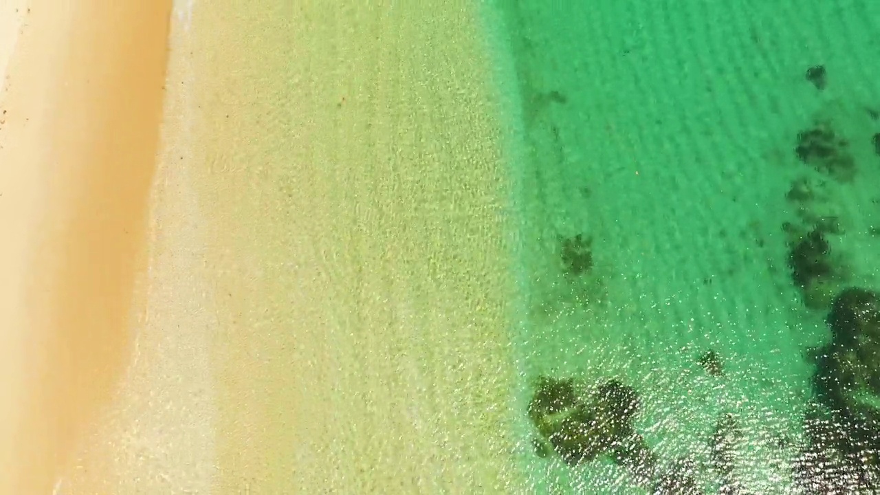 沙滩和蓝绿色的海水。视频素材