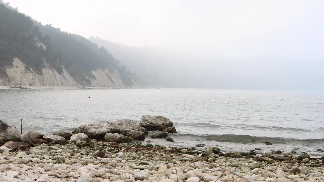 背景为波托诺沃海滩和蒙特科内罗(意大利马奇)视频素材