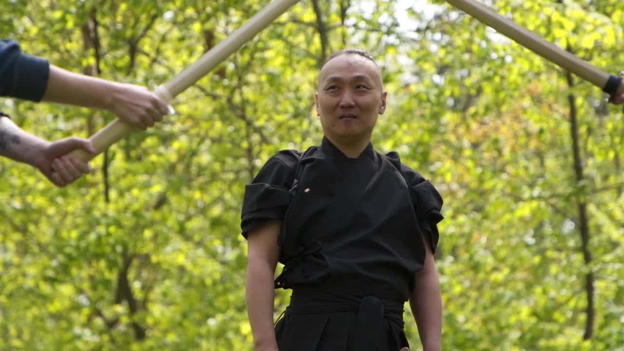 一名日本武士，穿着和服，手里拿着他的剑和武士刀视频下载