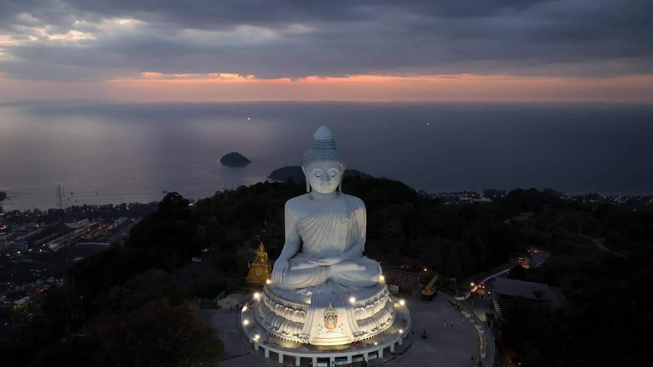 泰国普吉岛2023年2月14日白色大理石大佛寺，近距离鸟瞰泰国普吉岛山顶上的大佛，令人惊叹的日落或海上日出视频素材