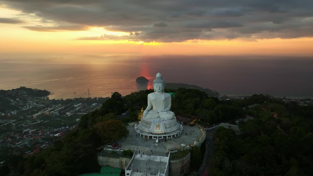 泰国普吉岛2023年2月14日白色大理石大佛寺，近距离鸟瞰泰国普吉岛山顶上的大佛，令人惊叹的日落或海上日出视频素材