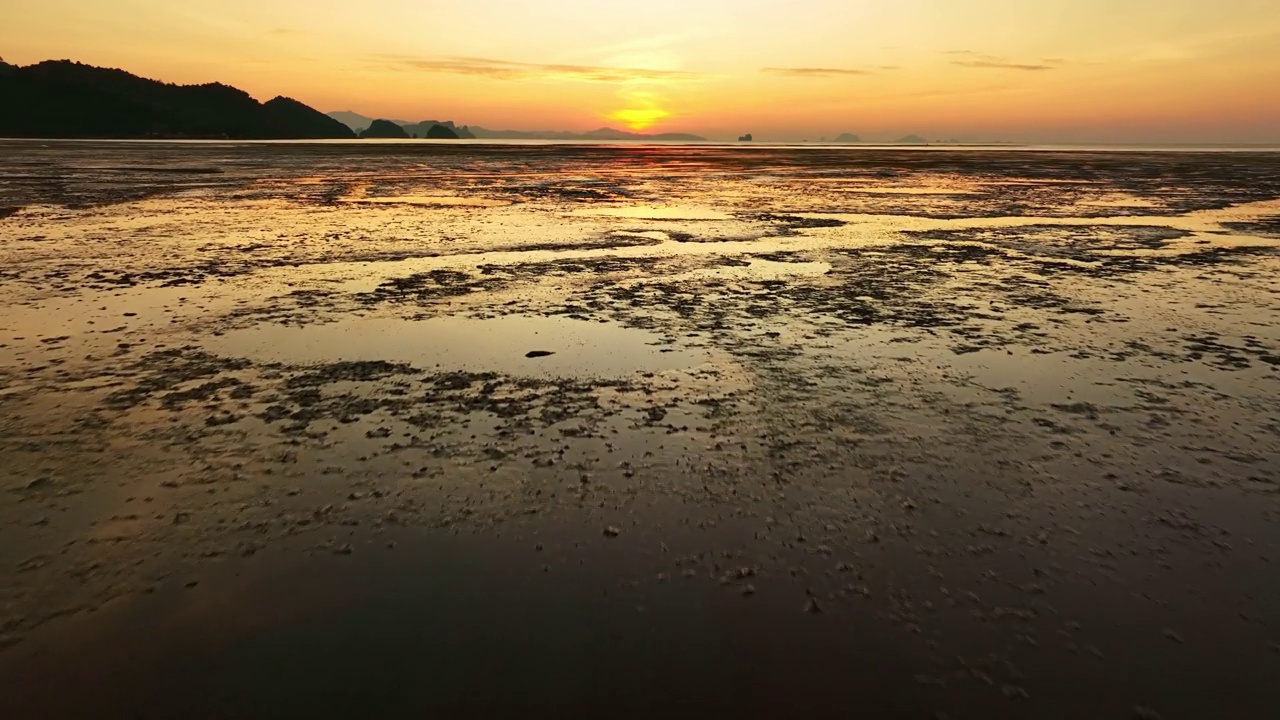 海面上五彩缤纷的日落，无人机俯瞰普吉岛海面，水面上反射的太阳金色光芒，海面上的日落或日出，海景夏日和旅游度假概念视频素材