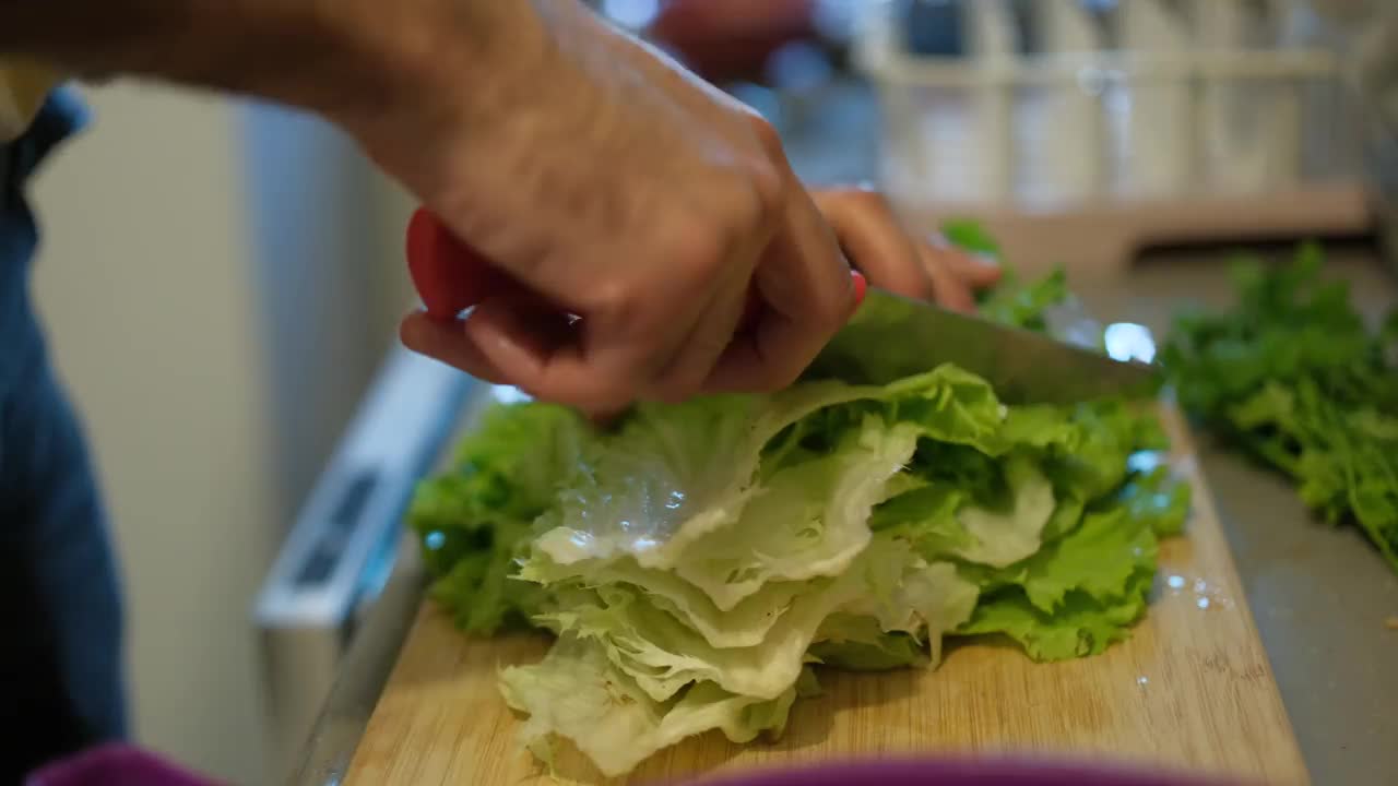 切生菜做沙拉视频素材