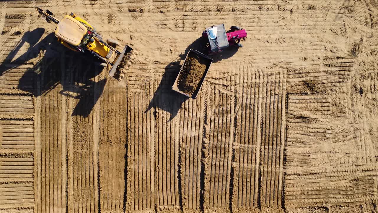 建筑工业机械挖掘机拖拉机沙坑航拍无人机取景拍摄顶角视频下载