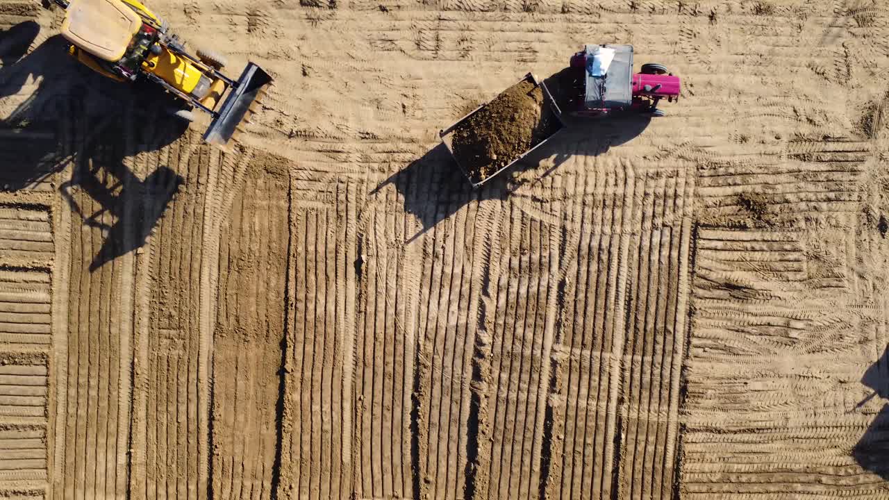 建筑工业机械挖掘机拖拉机沙坑航拍无人机取景拍摄顶角视频下载