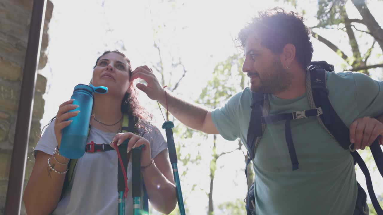 一名女子在登山时喝水视频素材