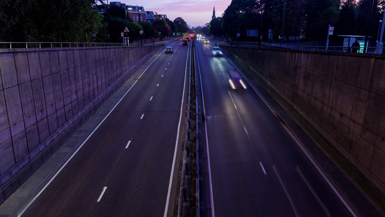 黎明时分繁忙的高速公路上的交通灯轨迹视频下载