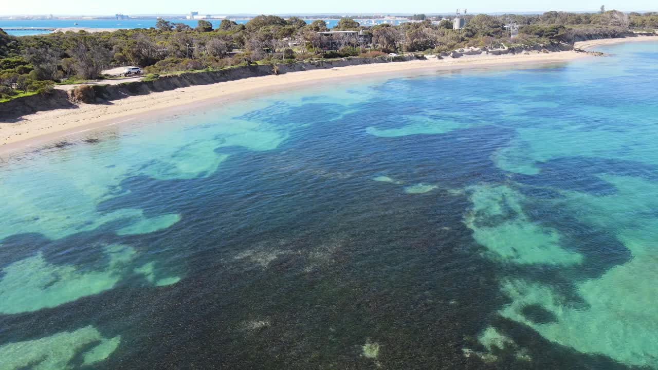 俯瞰庇隆角和浅水湾的岩石石灰岩和海草。视频素材