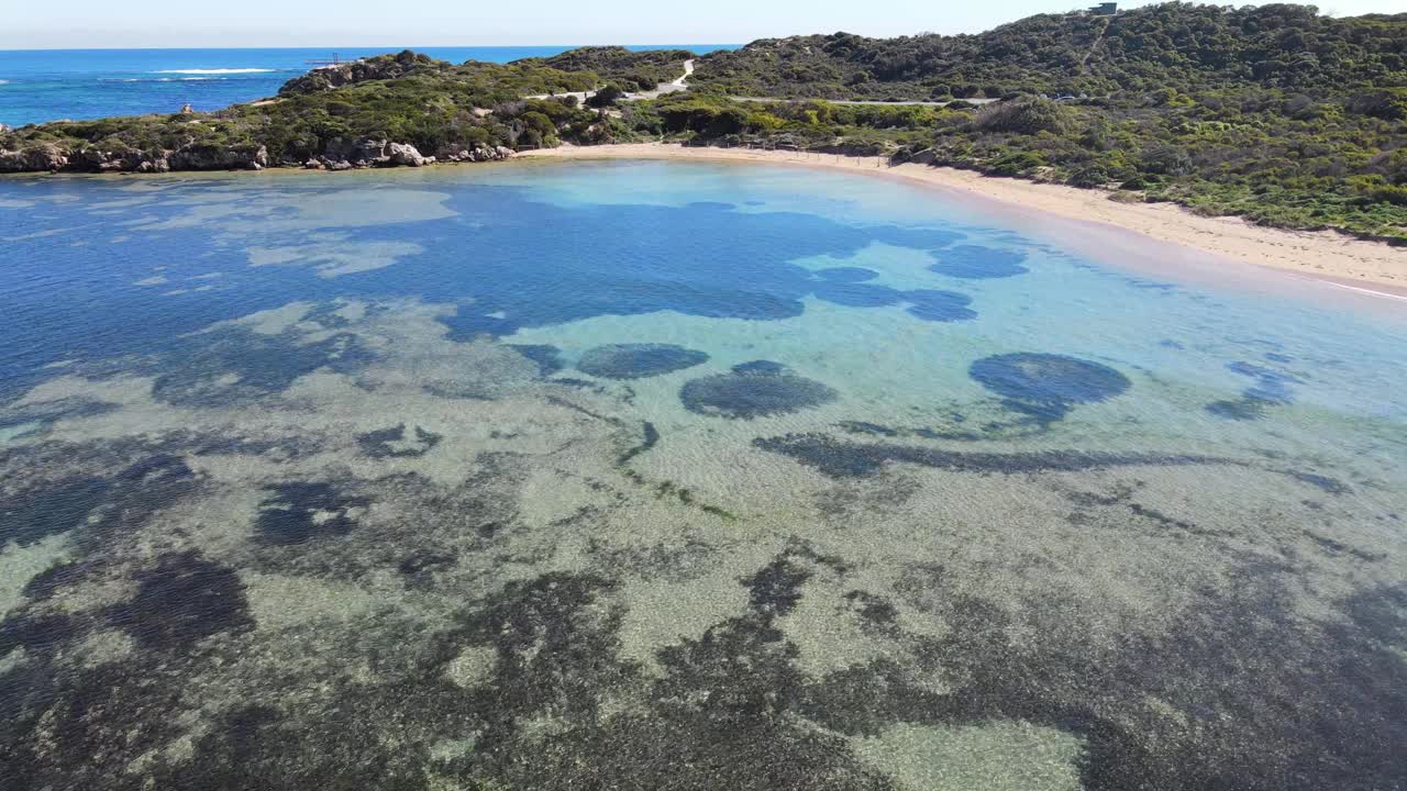 俯瞰庇隆角和浅水湾的岩石石灰岩和海草。视频素材