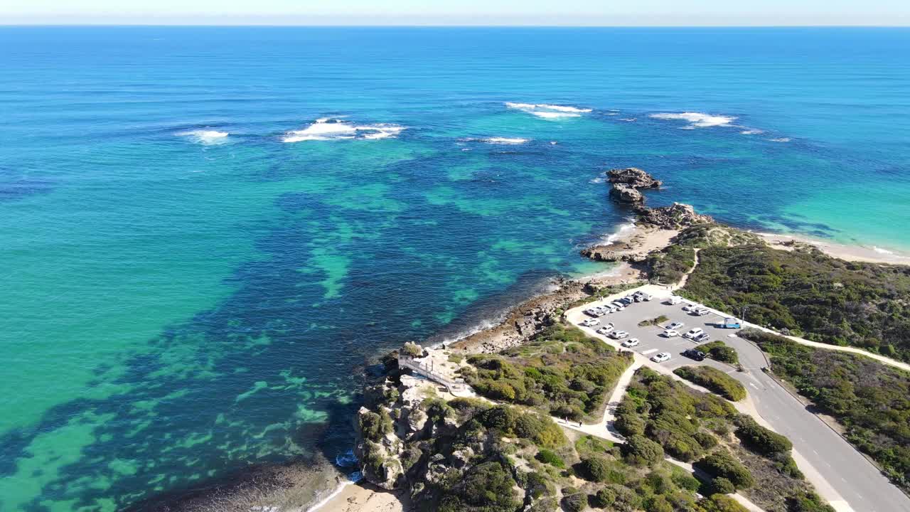 俯瞰庇隆角和浅水湾的岩石石灰岩和海草。视频素材