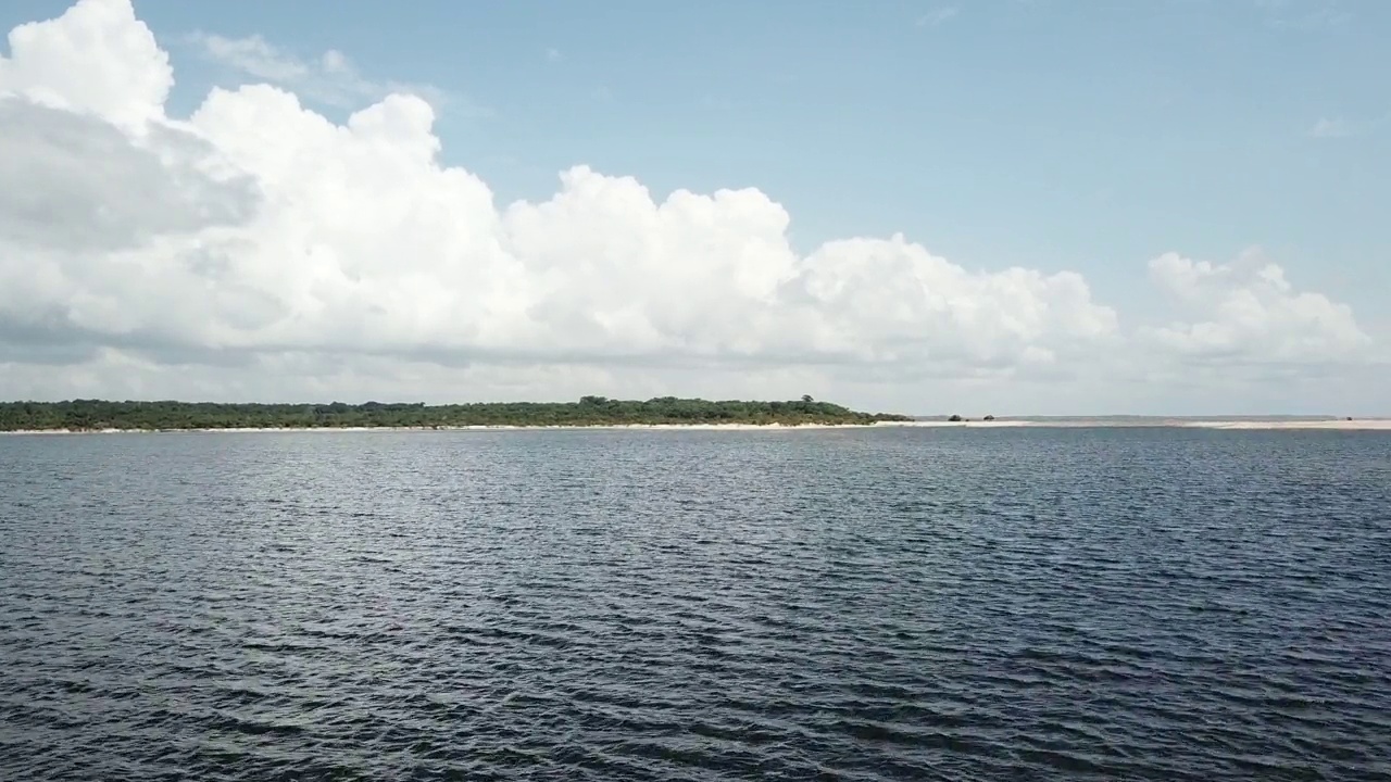 巴西亚马逊地区塔帕若斯河的蓝色海水视频下载