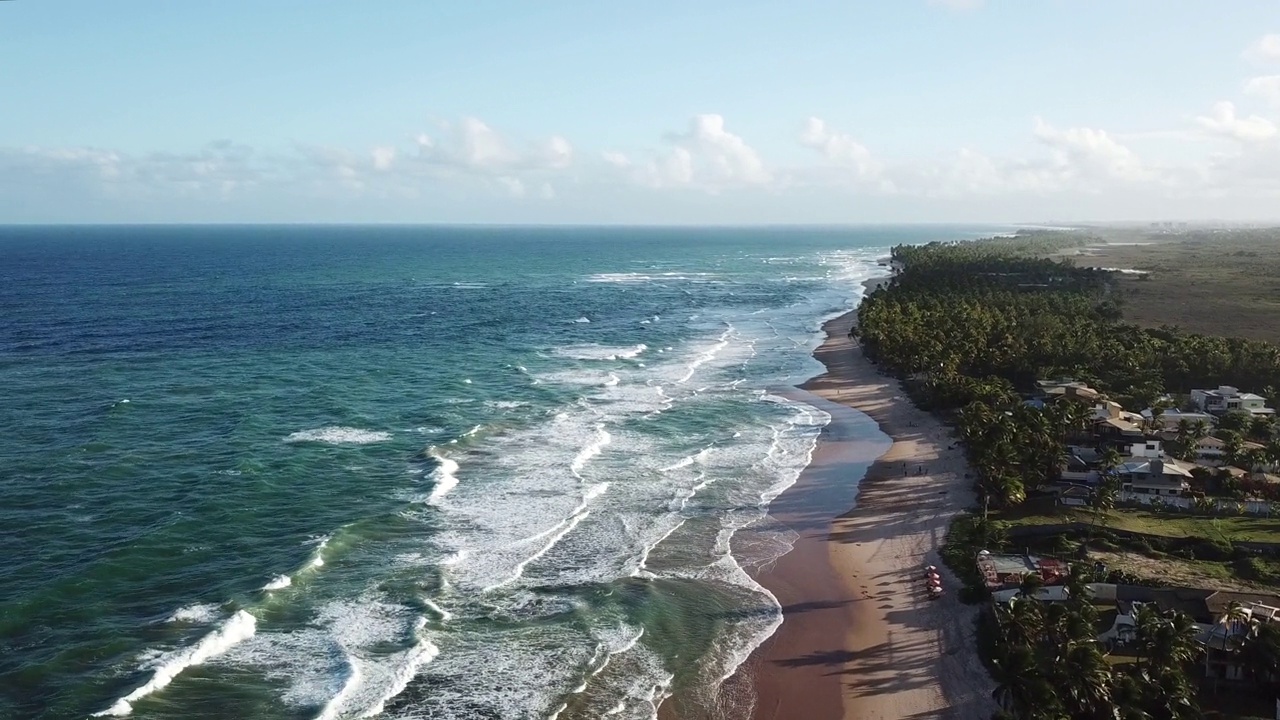 Drone flight over a beautiful beach in Camaçari, Bahia视频下载