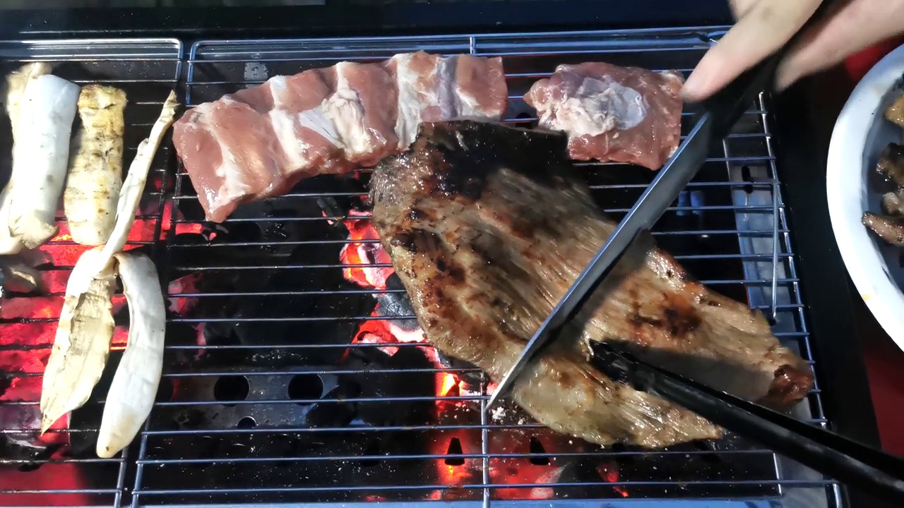 烤架上准备美味的烤肉和蔬菜视频素材