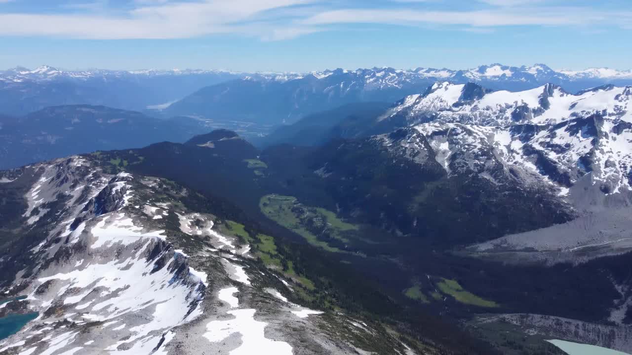 史诗般的山地景观与蓝天附近的Pemberton草甸甜面包山顶在加拿大-快速平移空中无人机镜头视频素材