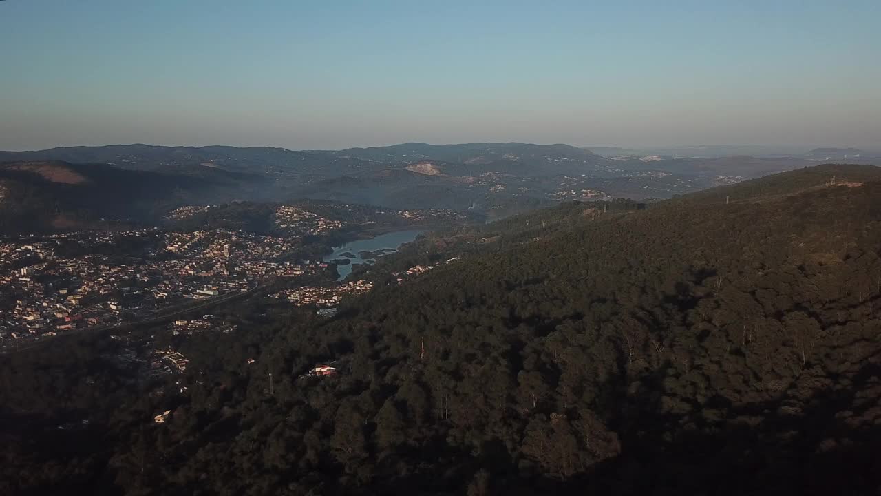 Mairiporã city seen from the top of the mountains视频下载