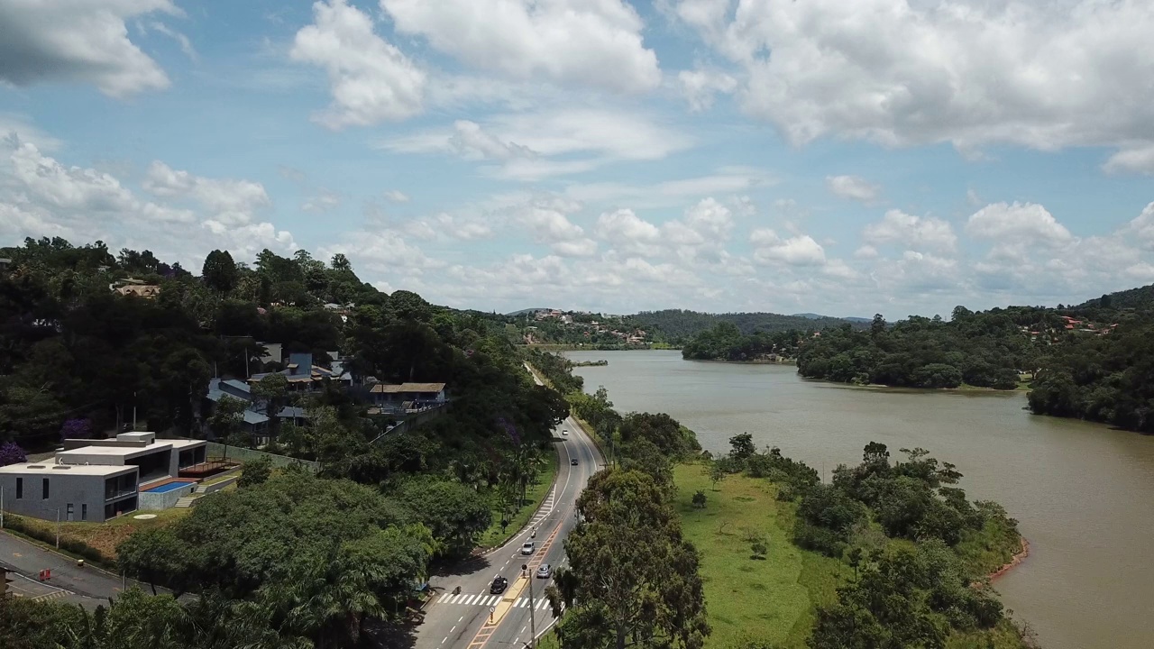 巴西Juqueri河大坝附近的美丽道路视频下载