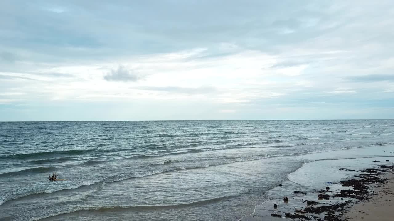 在巴西飞越波涛和蔚蓝的大海视频下载