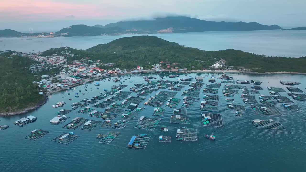 夕阳下的三阮岛上的渔场和龙虾养殖场视频素材