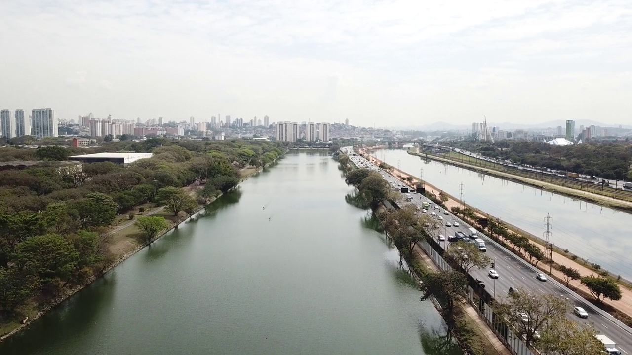 Marginal Pinheiros busy on a traffic day in São Paulo视频下载