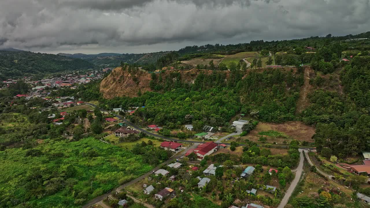 Boquete巴拿马航空v4无人机飞越los cabezones社区的山顶cerro la cruz公园，向中心城镇拍摄迷人的山谷城镇景观-由Mavic 3 Cine拍摄- 2022年4月视频素材