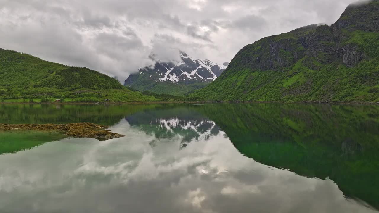 Hinnøya Island Norway v1 cinematic breathtaking view, low level flyover pristine fjord inlet mirror reflecting the beautiful nature scenery on the water surface - Shot with Mavic 3 Cine - June 2022视频素材