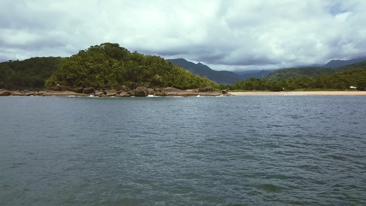 以海滩为背景，飞向大海视频素材