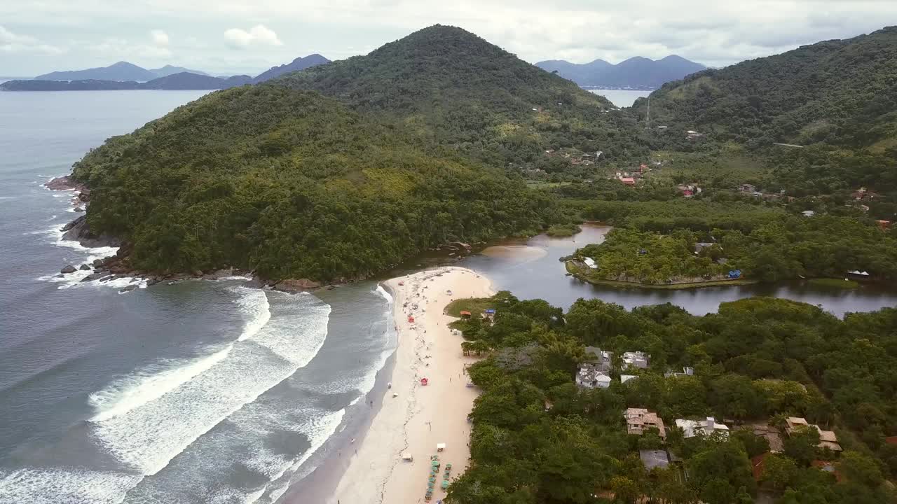 宽阔的海滩与河流在巴西海岸与大西洋雨林-乌巴图巴-巴西视频素材