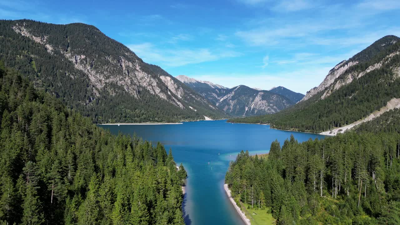 美丽的奥地利风景，有山、森林和阳光下的湖泊视频素材