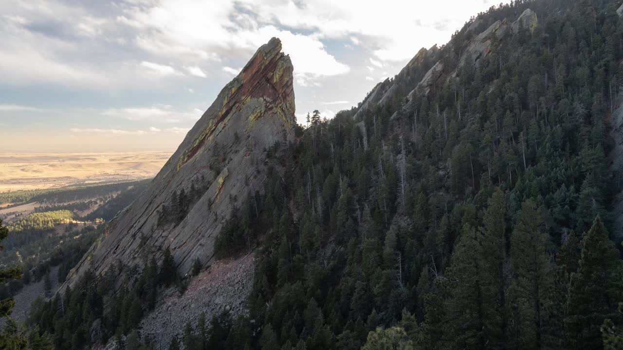 美国科罗拉多州博尔德的Flatirons岩层延时日落视频素材