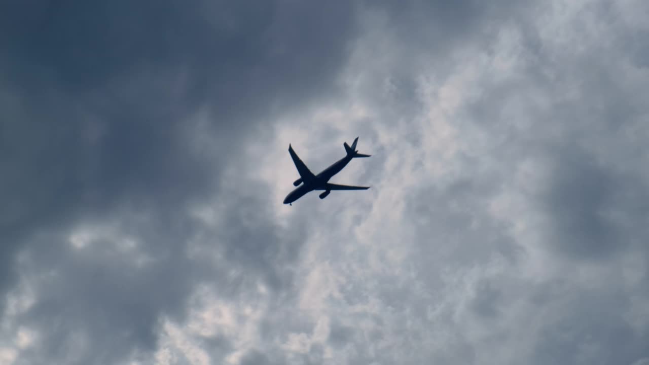 飞机在天空中飞行视频下载