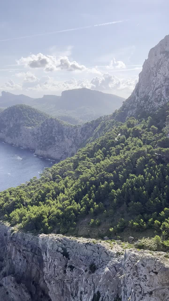 从西班牙马略卡岛的Mirador es Colomer俯瞰美景。视频下载