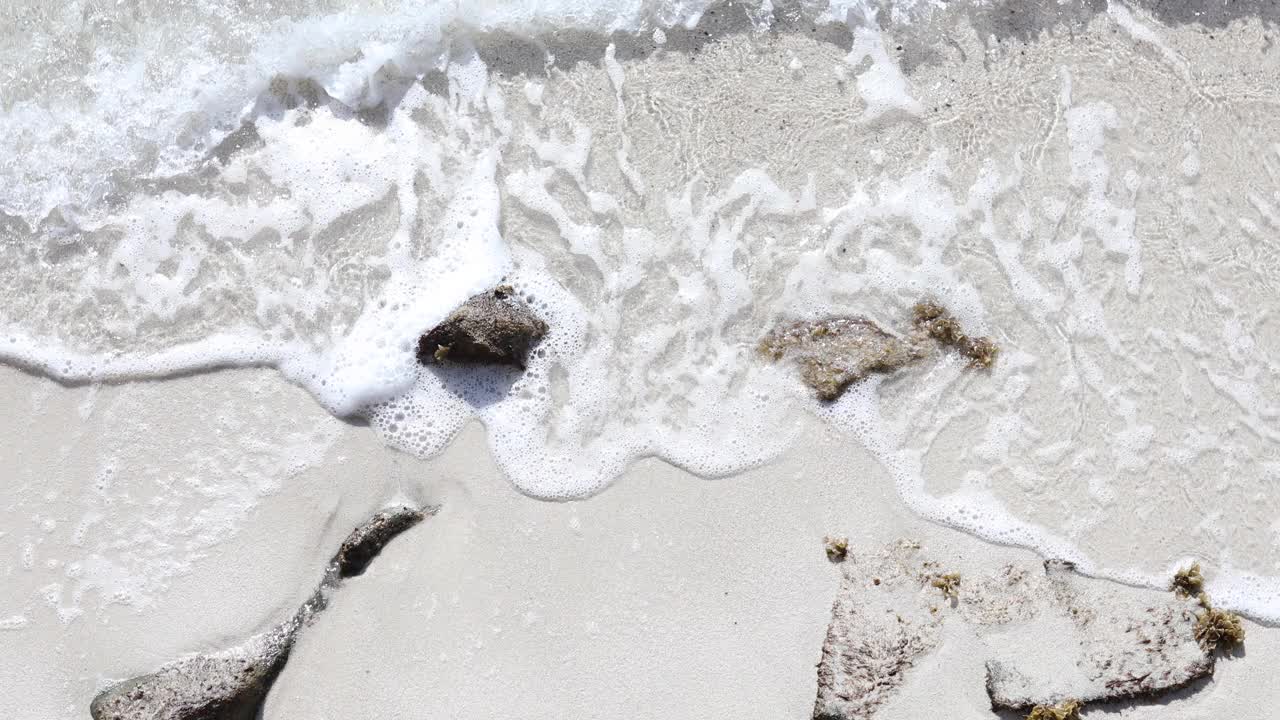 沙滩上的海浪视频素材