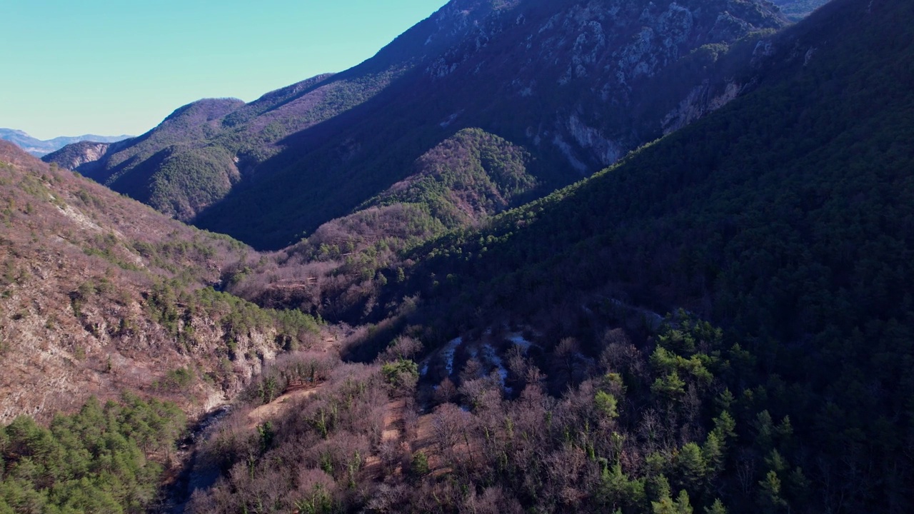 从空中俯瞰法国阿尔卑斯山的埃斯特隆山谷视频素材