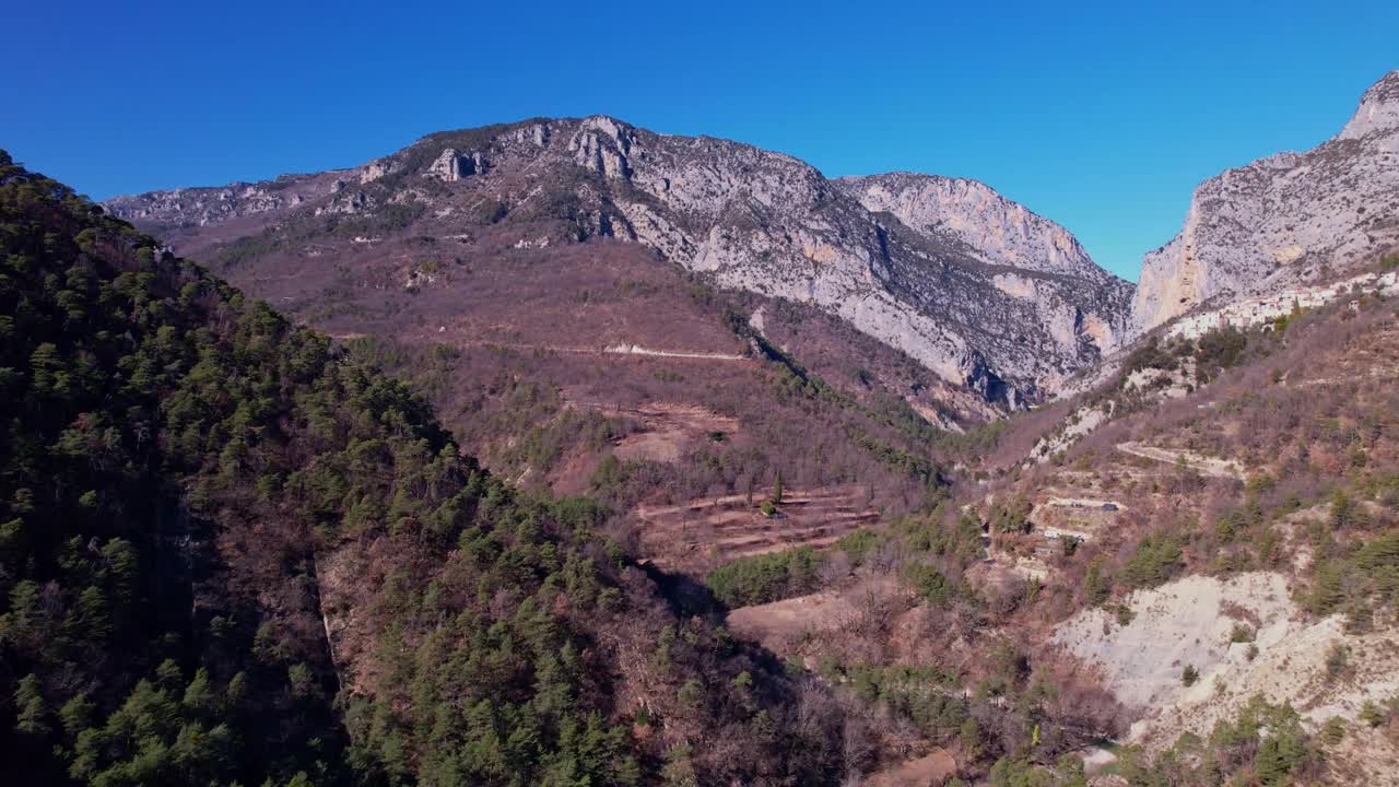 从无人机上看到的法国阿尔卑斯山的埃斯特隆山谷视频素材