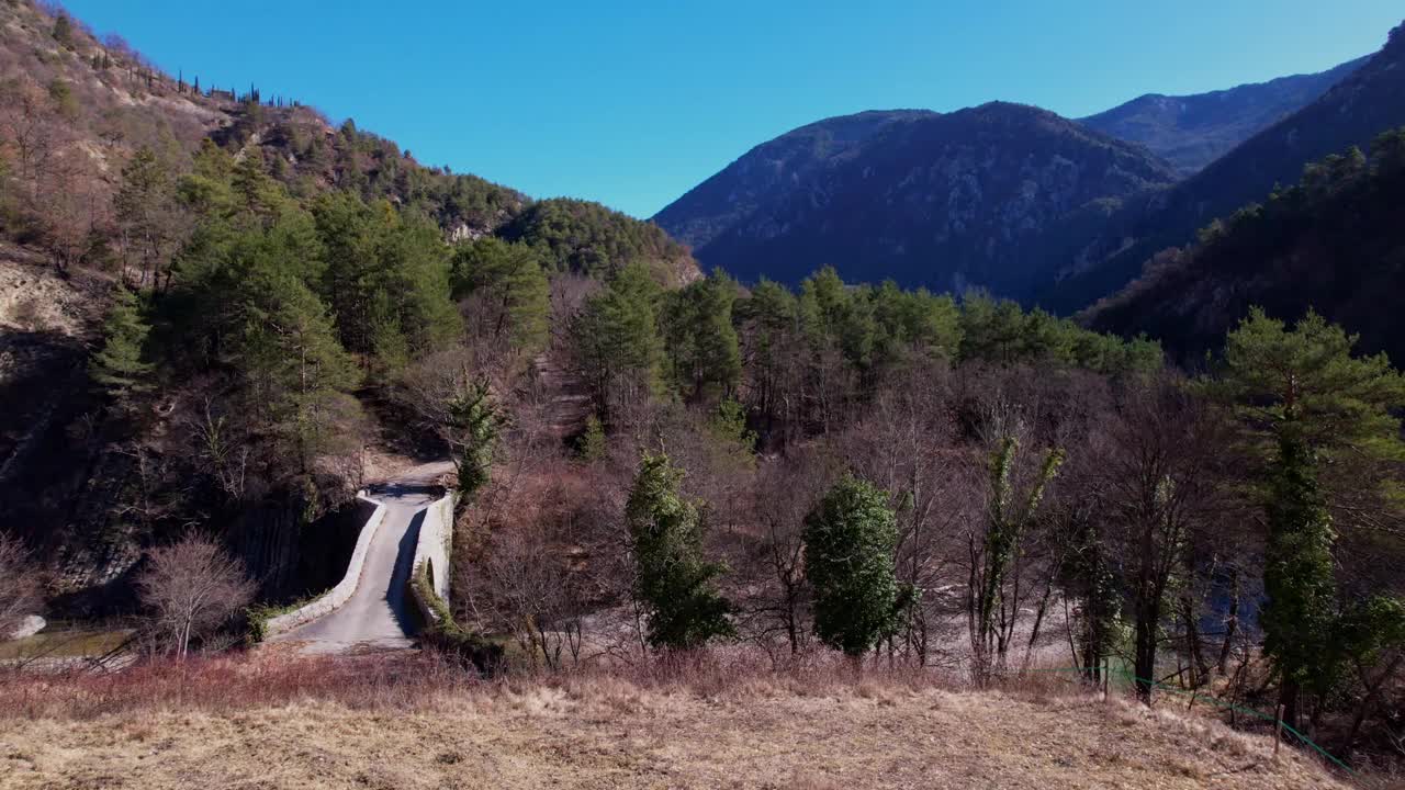 从无人机上看到的法国阿尔卑斯山的埃斯特隆山谷和山脉视频素材