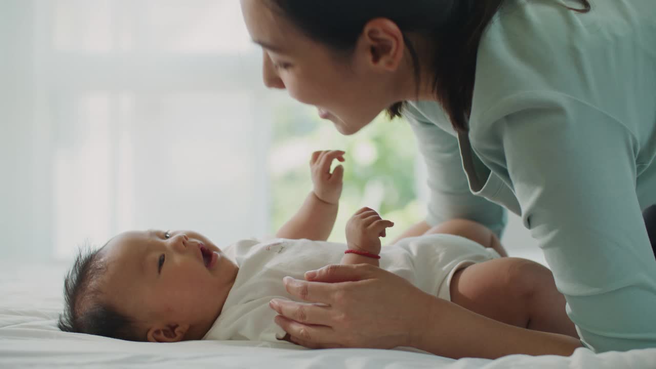 刚出生的女婴和她的母亲视频素材