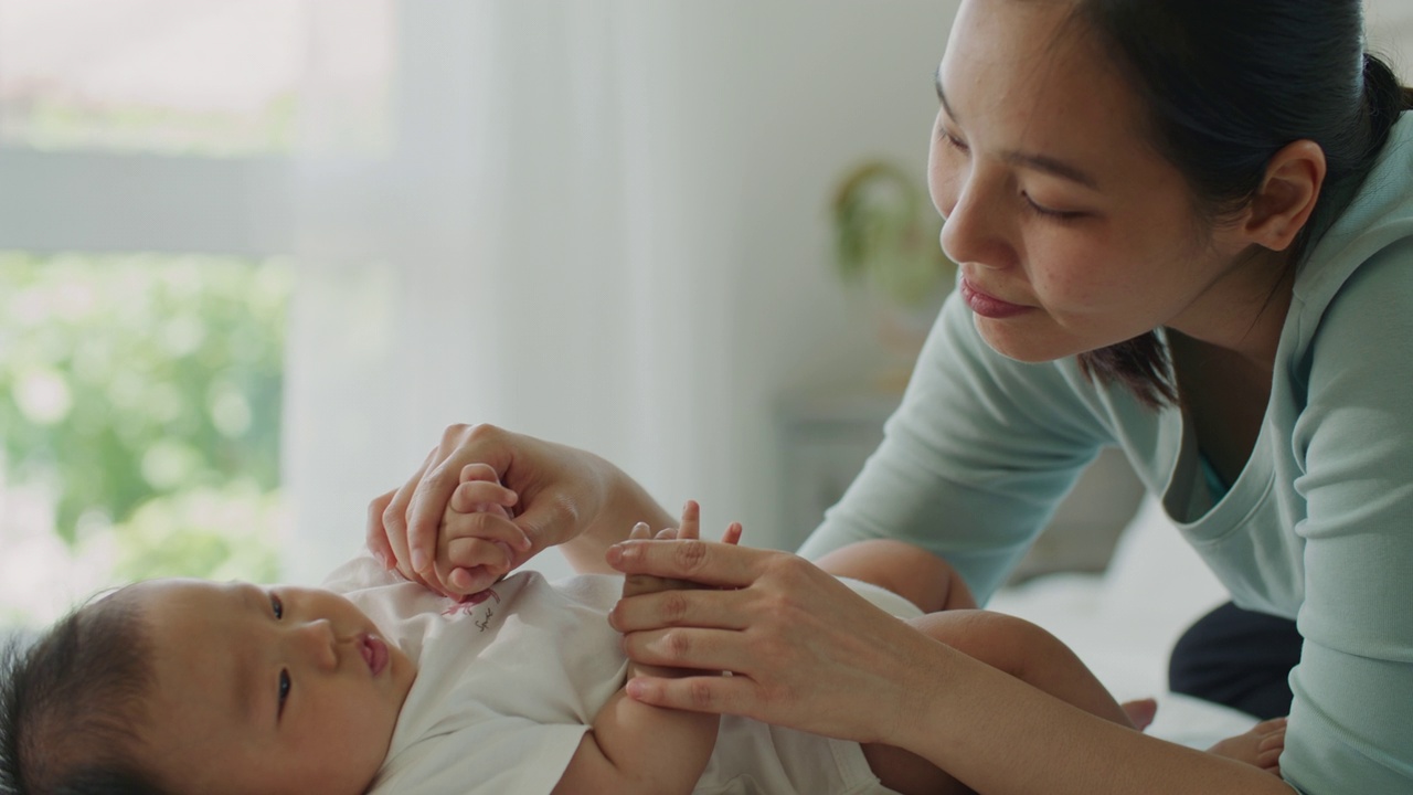 刚出生的女婴和她的母亲视频素材