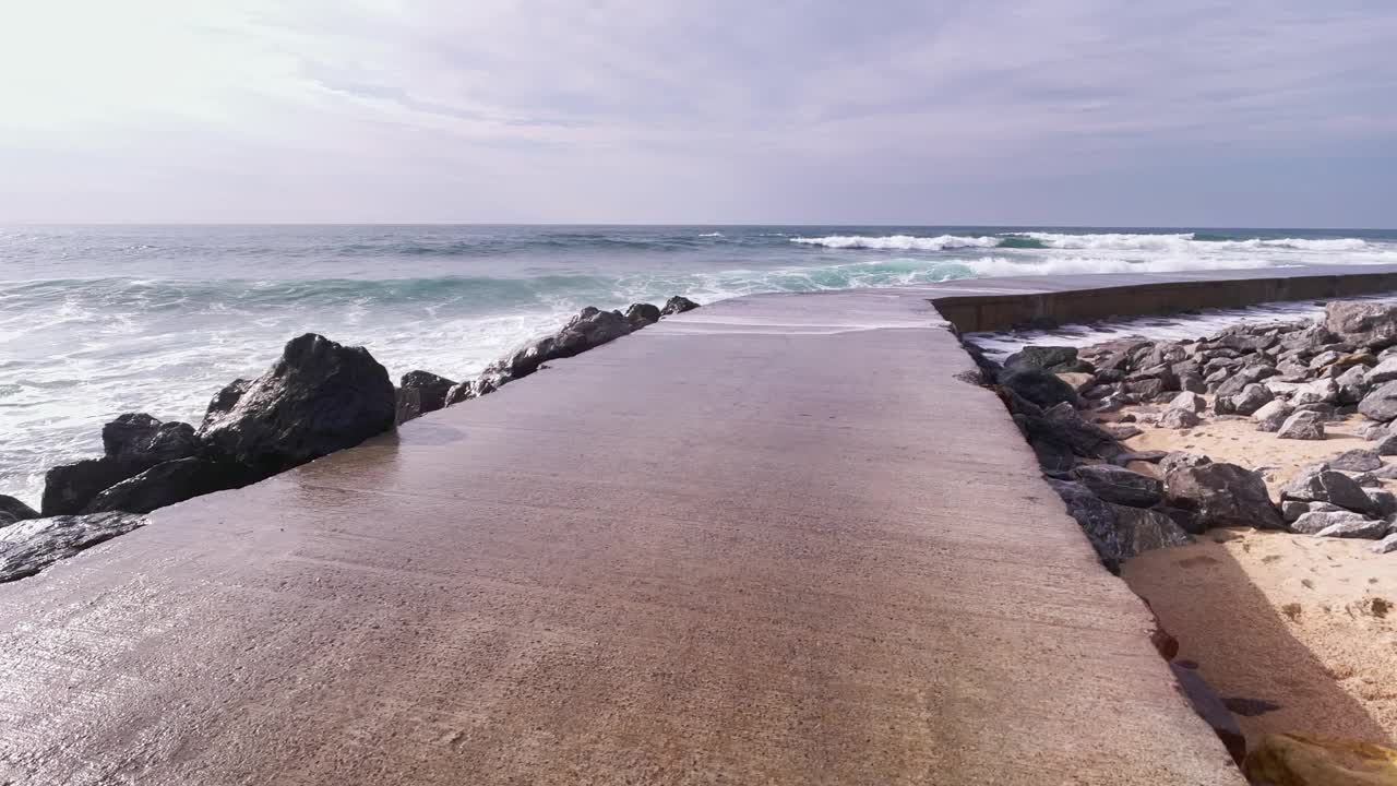 海浪拍打码头，大自然的力量视频素材