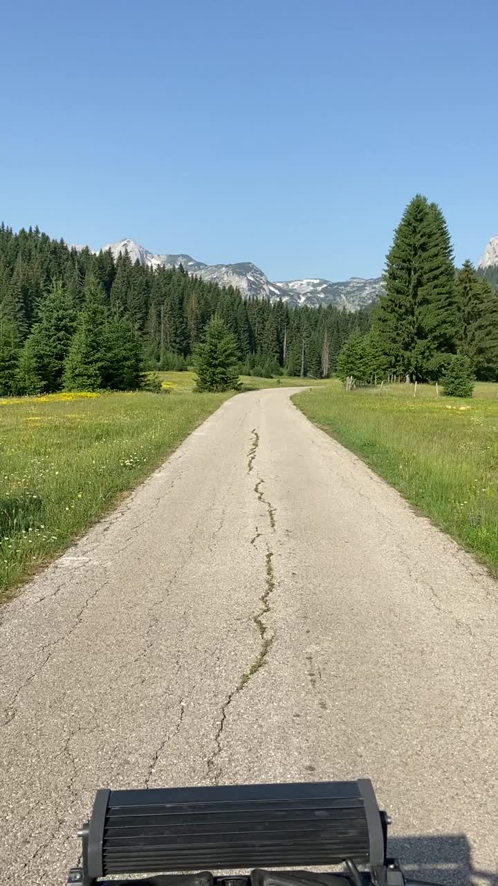 亚视穿越黑山山脉视频素材