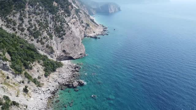 悬崖间的荒野海滩视频下载