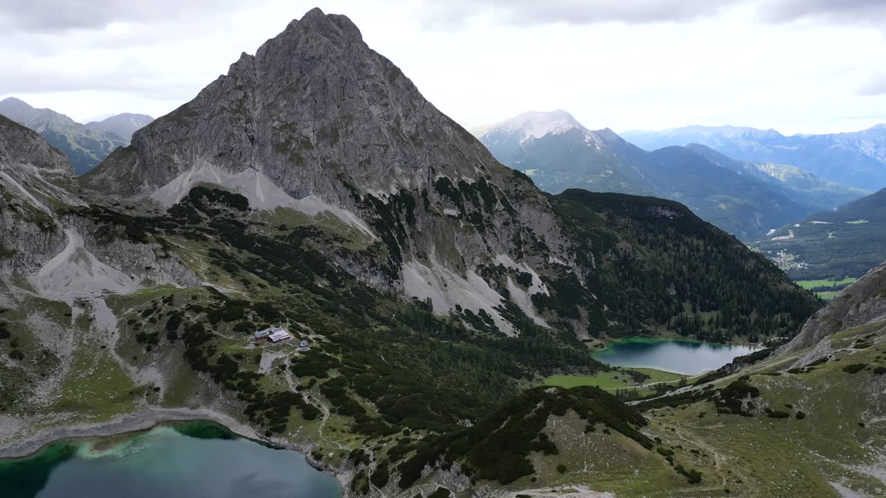 广角建立空中拍摄戏剧性的自然山地景观视频素材